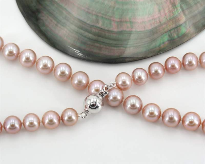 Pearl necklace lavender at SelecTraders