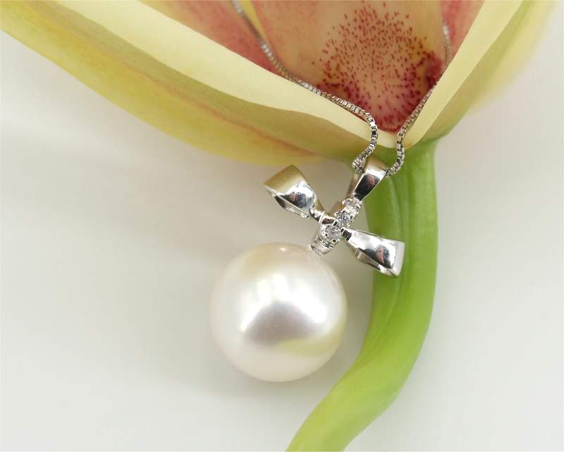 Diamond Pearl Pendant at Selectraders