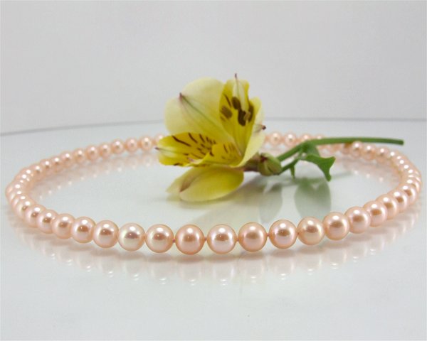 Peach pearl necklace at SelecTraders